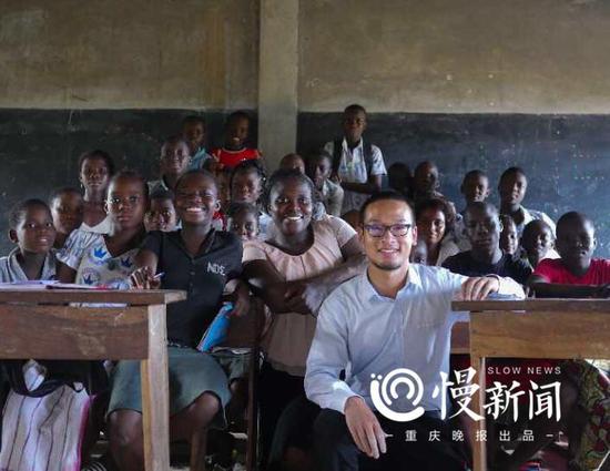 2014年，重慶交通大學畢業(yè)后，袁江磊在貝寧孔子學院經(jīng)歷了兩年支教生活