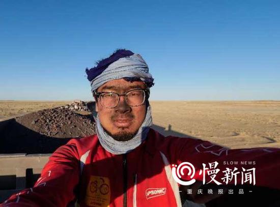 騎上礦石火車去西撒哈拉，這種刺激不想再體驗。自拍一張，成炭黑了。