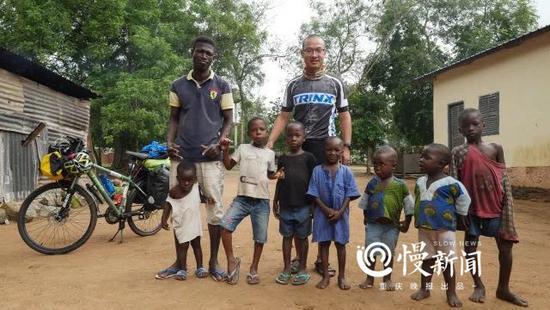 這是袁江磊第一次睡在村長家，后來路上，到近30個村長家借宿過。